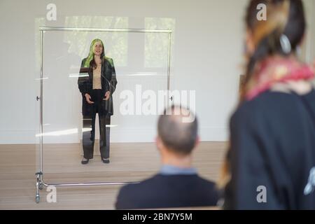 Berlin, Deutschland. Mai 2020. In der Ausstellung 'Li, Gifts and Rituals' wird die Opernsängerin Celina Jimenez-Haro in der Performance 'Sonic Blossom' solo aufgeführt. Die Ausstellung ist bis zum 12. Juli 2020 geöffnet. Aufgrund der Corona-Krise musste das Haus seit Mitte März geschlossen werden. Quelle: Jörg Carstensen/dpa/Alamy Live News Stockfoto