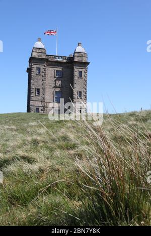 Lyme Park Cage mit Union Jack Flagge Blue Sky Landschaft Stockfoto