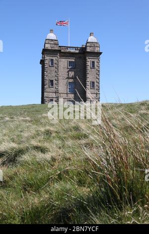 Lyme Park Cage mit Union Jack Flagge Blue Sky Landschaft Stockfoto