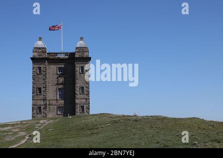 Lyme Park Cage mit Union Jack Flagge Blue Sky Landschaft Stockfoto