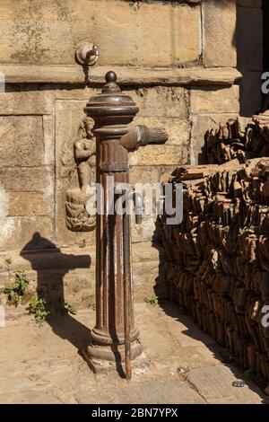 Alte Vintage Standpipe auf der Straße. Kirtipur. Nepal Stockfoto