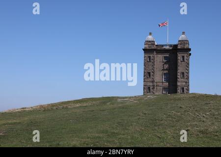 Lyme Park Cage mit Union Jack Flagge Blue Sky Landschaft Stockfoto