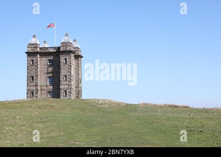 Lyme Park Cage mit Union Jack Flagge Blue Sky Landschaft Stockfoto