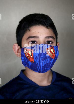 Beirut, Libanon. Mai 2020. Ayham, 12, posiert in einer maßgeschneiderten Maske inmitten der Coronavirus-Pandemie, die mehrere Modedesigner zwang, ihre Geschäfte zu schließen. Trotz der Krise fanden libanesische Designer schnell eine neue Möglichkeit, mit modischen Gesichtsmasken beschäftigt zu bleiben und ihre Kunden mit farbenfrohen und einzigartigen Designs zu locken. Quelle: Marwan Naamani/dpa/Alamy Live News Stockfoto