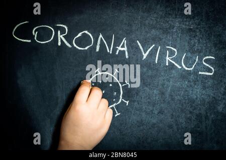Coronavirus, Kind handgezeichneter Text mit Kreide auf Tafel. Schulkonzept. Stockfoto