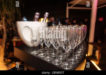 Sekt in der Eiskübel und Weingläser in einem Restaurant-Ambiente. Stockfoto