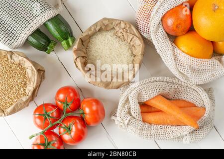 Leisten, Obst, Gemüse in Papier und Baumwollsäcke. Draufsicht. Zero Waste, umweltfreundliches oder plastikfreies Lifestyle-Konzept. Stockfoto