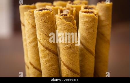 Ein Bündel von Schokolade gewürzt Wafer Rollen. Knusprige Wafer-Rollen, die von Kindern geliebt werden. Stockfoto