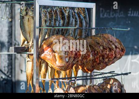 Trocken geräucherte, gewürzte Makrele und verschiedene frische Fische auf einem Fischmarkt Stockfoto