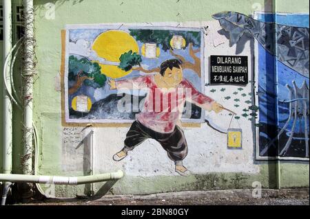 Street Art und ein zweisprachiges Schild ohne Littering bei Ipoh in Malaysia Stockfoto