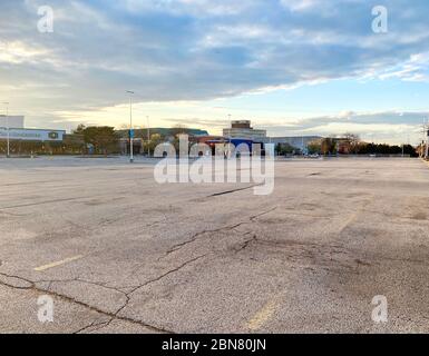 Leerer Parkplatz in Illinois während der COVID-19-Pandemie. Die einzigen Fahrzeuge sind Restaurantmitarbeiter für Takeout-Bestellungen. Stockfoto