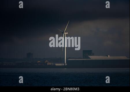 Winterlicher Nebel und Nebel über dem Fluss Mersey in Liverpool. Stockfoto