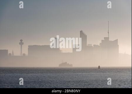 Winterlicher Nebel und Nebel über dem Fluss Mersey in Liverpool. Stockfoto