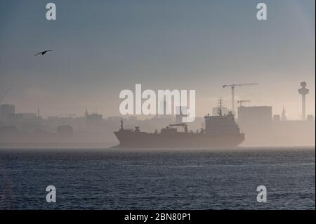 Winterlicher Nebel und Nebel über dem Fluss Mersey in Liverpool. Stockfoto