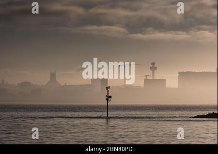 Winterlicher Nebel und Nebel über dem Fluss Mersey in Liverpool. Stockfoto