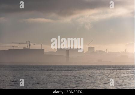 Winterlicher Nebel und Nebel über dem Fluss Mersey in Liverpool. Stockfoto