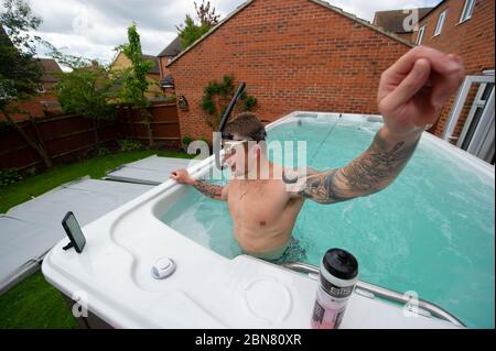 Der britische Schwimmer Adam Peaty trainiert in seinem Haus in Loughborough im Pool, der von Jacuzzi in Partnerschaft mit Bedfordshire Hot Tubs bereitgestellt wird, um es den Olympischen Schwimmern von GB zu ermöglichen, während der aktuellen britischen Sperrung weiterhin zu Hause für Tokio 2021 zu trainieren. Stockfoto