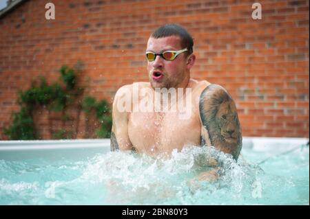 Der britische Schwimmer Adam Peaty trainiert in seinem Haus in Loughborough im Pool, der von Jacuzzi in Partnerschaft mit Bedfordshire Hot Tubs bereitgestellt wird, um es den Olympischen Schwimmern von GB zu ermöglichen, während der aktuellen britischen Sperrung weiterhin zu Hause für Tokio 2021 zu trainieren. Stockfoto