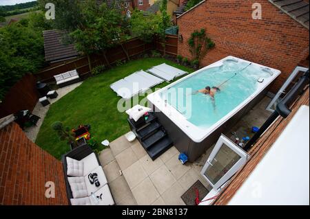 Der britische Schwimmer Adam Peaty trainiert in seinem Haus in Loughborough im Pool, der von Jacuzzi in Partnerschaft mit Bedfordshire Hot Tubs bereitgestellt wird, um es den Olympischen Schwimmern von GB zu ermöglichen, während der aktuellen britischen Sperrung weiterhin zu Hause für Tokio 2021 zu trainieren. Stockfoto