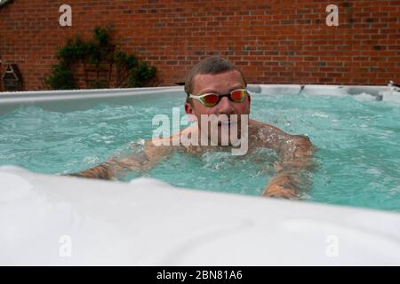 Der britische Schwimmer Adam Peaty trainiert in seinem Haus in Loughborough im Pool, der von Jacuzzi in Partnerschaft mit Bedfordshire Hot Tubs bereitgestellt wird, um es den Olympischen Schwimmern von GB zu ermöglichen, während der aktuellen britischen Sperrung weiterhin zu Hause für Tokio 2021 zu trainieren. Stockfoto