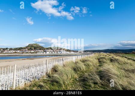 Conwy River Estuary bei Conwy Morfa an der Küste von North Wales mit Blick auf Deganwy Stockfoto