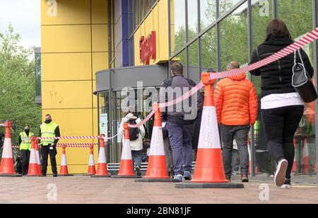 Hamburg, Deutschland. Mai 2020. Kunden gehen hinter roten und weißen Barrieren zur Ikea-Filiale in Altona. Das Möbelhaus in Hamburg-Altona wird heute nach Schließung aufgrund der Korona-Epidemie wieder eröffnet. Es gelten Abstandsregelungen und ein umfassendes Sicherheits- und Hygienekonzept. Kredit: Bodo Marks/dpa/Alamy Live News Stockfoto