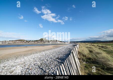 Conwy River Estuary bei Conwy Morfa an der Küste von North Wales mit Blick auf Deganwy Stockfoto