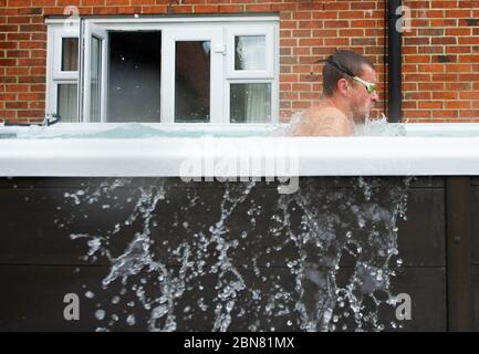 Der britische Schwimmer Adam Peaty trainiert in seinem Haus in Loughborough im Pool, der von Jacuzzi in Partnerschaft mit Bedfordshire Hot Tubs bereitgestellt wird, um es den Olympischen Schwimmern von GB zu ermöglichen, während der aktuellen britischen Sperrung weiterhin zu Hause für Tokio 2021 zu trainieren. Stockfoto