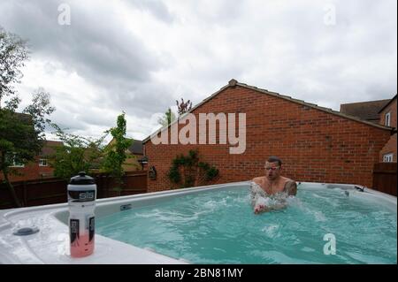 Der britische Schwimmer Adam Peaty trainiert in seinem Haus in Loughborough im Pool, der von Jacuzzi in Partnerschaft mit Bedfordshire Hot Tubs bereitgestellt wird, um es den Olympischen Schwimmern von GB zu ermöglichen, während der aktuellen britischen Sperrung weiterhin zu Hause für Tokio 2021 zu trainieren. Stockfoto