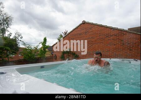 Der britische Schwimmer Adam Peaty trainiert in seinem Haus in Loughborough im Pool, der von Jacuzzi in Partnerschaft mit Bedfordshire Hot Tubs bereitgestellt wird, um es den Olympischen Schwimmern von GB zu ermöglichen, während der aktuellen britischen Sperrung weiterhin zu Hause für Tokio 2021 zu trainieren. Stockfoto