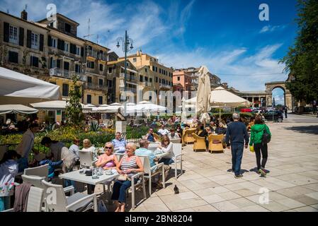 Urlauber, die im Freien in einer Bar in der Altstadt von Korfu, Griechenland, speisen möchten. Stockfoto