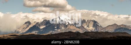 Die Cordillera Paine mit den drei Torres del Paine. (Norden oder Torres Monzino, Turm nach rechts.) Stockfoto