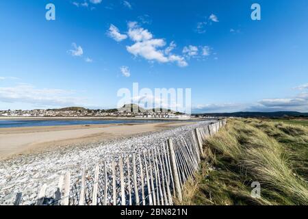 Conwy River Estuary bei Conwy Morfa an der Küste von North Wales mit Blick auf Deganwy Stockfoto