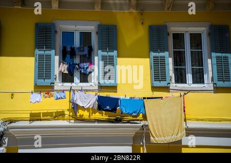 Waschen Trocknen vor einem Haus in der Altstadt, Korfu, Griechenland. Stockfoto