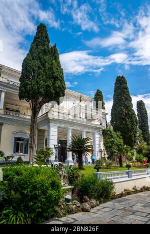 Eingang zum Achilleion Palast in Korfu, Griechenland. Stockfoto