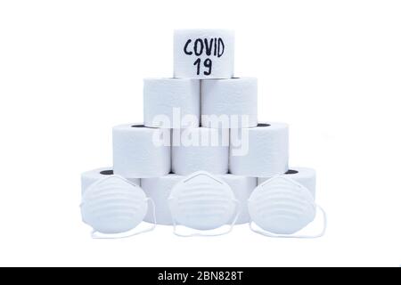 Konzept des Mangels an Toilettenpapier in den Geschäften aufgrund Coronavirus, Covid-19, Hygiene, Panik-White Hintergrund Stockfoto