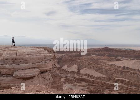 Einzelperson blickt auf den Blick über das Tal des Mondes von Mirador de Kari, Piedra del Coyote, San Pedro de Atacama, Antofagusta, Chile Stockfoto