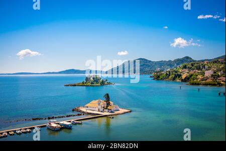 Vlacherna Kloster mit Maus Insel hinten auf der Kanoni Halbinsel in Korfu, Griechenland. Stockfoto