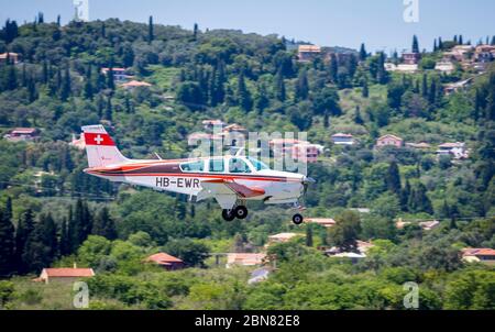 In Privatbesitz Beech F33A Bonanza kommt an den internationalen Flughafen von Korfu an. Stockfoto