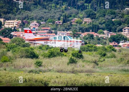 In Privatbesitz Beech F33A Bonanza kommt an den internationalen Flughafen von Korfu an. Stockfoto