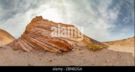 Geschichtete Felsvorsprung in der Wüste, nördlich der B-245 und westlich von Rio Vilama, San Pedro de Atacama, Chile Stockfoto