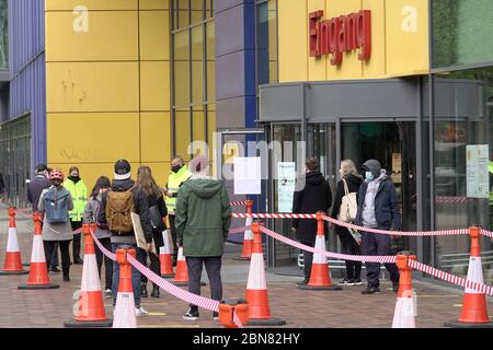 Hamburg, Deutschland. Mai 2020. Kunden gehen hinter roten und weißen Barrieren zur Ikea-Filiale in Altona. Das Möbelhaus in Hamburg-Altona wird heute nach Schließung aufgrund der Korona-Epidemie wieder eröffnet. Es gelten Abstandsregelungen und ein umfassendes Sicherheits- und Hygienekonzept. Kredit: Bodo Marks/dpa/Alamy Live News Stockfoto