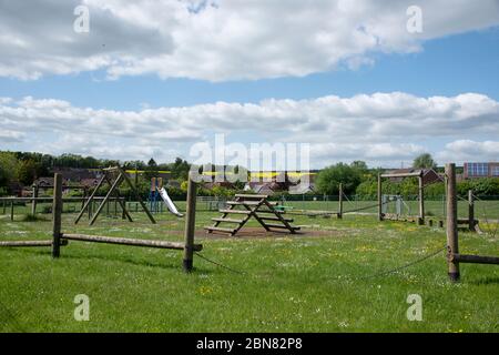 Blick auf einen leeren Kinderspielplatz, der wegen Coronavirus geschlossen wurde. Stockfoto