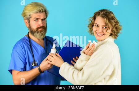 Symptome einer Virusinfektion. Verschreiben Sie Tests und Behandlung. Kranker Patient. Diagnosekonzept. Medizinische Hilfe. Anamnese. Arzt kommunizieren Frau. Medizinische Behandlung. Bietet effektive Heilmittel. Stockfoto