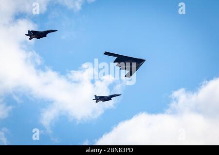 B2 Spirit Steath Bomber und zwei F15-Flypast Fairford RIAT 2018 Stockfoto