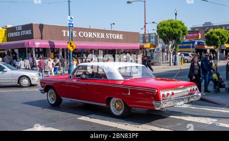 A. klassisch rote Chevrolet Impala Kreuzfahrt auf Jefferson Street in San Francisco Stockfoto