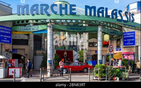 Die Stände und Antiquitäten der Marken Mallassis in den Marken aux Puces in Saint-Ouen, Clignancourt in Paris, ein festes Reiseziel Stockfoto