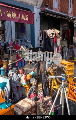 Die Stände und Antiquitäten der Marken aux Puces in Saint-Ouen, Clignancourt in Paris, ein festes Touristenziel für Schnäppchen und Feilschen Stockfoto