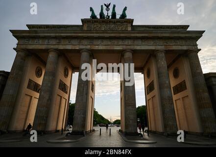 Berlin, Deutschland. Mai 2020. Das Brandenburger Tor zur Blauen Stunde. Es ist eines der wichtigsten Wahrzeichen Berlins. Quelle: Annette Riedl/dpa-Zentralbild/ZB/dpa/Alamy Live News Stockfoto