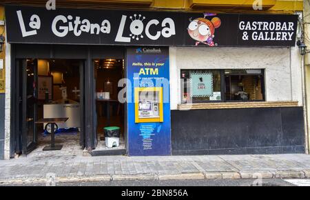 Bar 'La Gitana Loca' EIN Phänomen, das Sevilla in dieser Phase 1 der Deeskalation erreicht hat. Das kann man in einer Bar im Stadtzentrum an der Cuesta del Rosario sehen, wo ein Roboter bis zu 600 Biere pro Stunde werfen kann. Der Besitzer erklärte, dass die Technologie 100% Sevillian ist, von der Firma Macco, die arbeitet, um diese Geräte zur Restaurierung zu bringen. Mit der Absicht, es vor der Pandemie zu beginnen, "weil wir viele Biere servieren", war der Plan, dass Kunden über eine Anwendung eine bestimmte Anzahl von Bieren bestellen würden, und nach dem Vorzeigen der ID, sie könnten die Getränke machen und für sie online bezahlen C Stockfoto